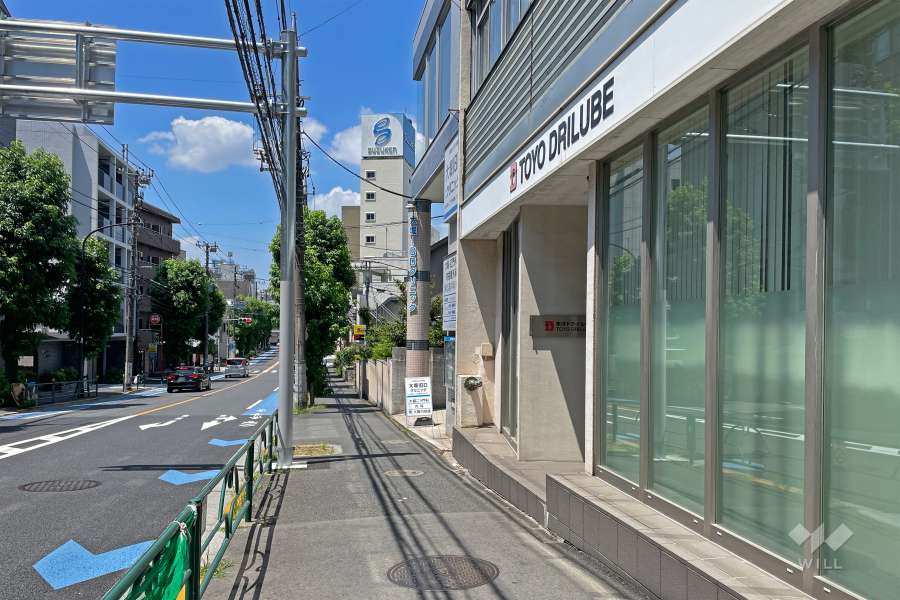 敷地南側前面道路は都道423号・淡島通りです。