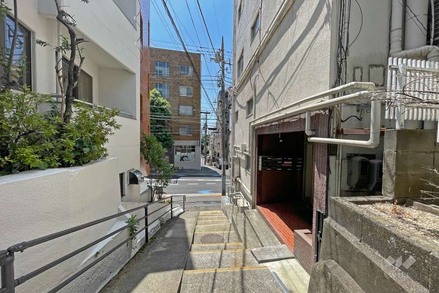 敷地東側の階段通路