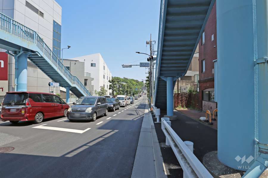 敷地北側の前面道路は都道3号線です（西側から）。