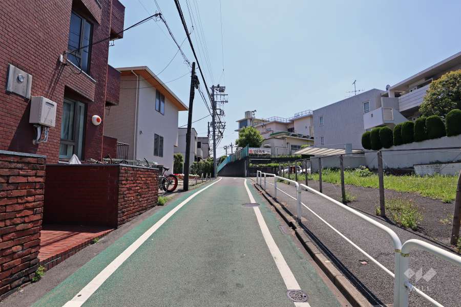 敷地西側の前面道路（北側から）