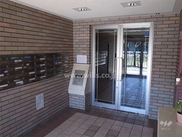エントランスはオートロック付きです。