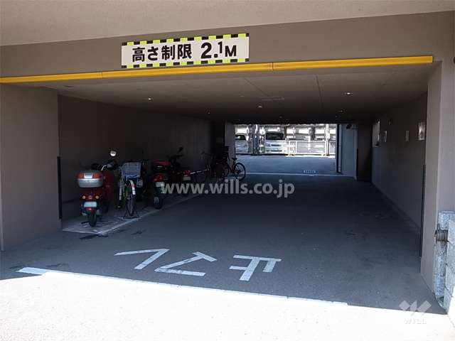 駐車場へのアプローチ。脇にはバイク置き場が設置されています。