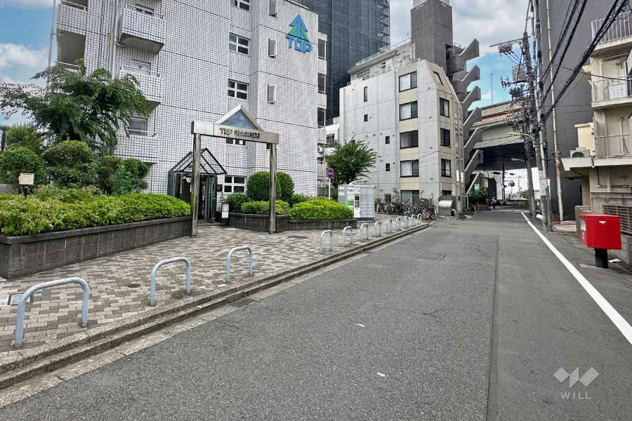 敷地東側の前面道路（南側から）