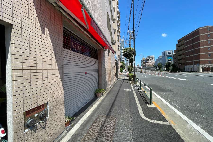 敷地の東側前面道路（南側から）