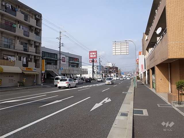 敷地の北東側が県道42号線（通称：尼崎宝塚線）に面しています。