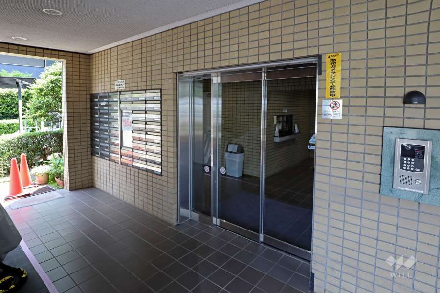 エントランスはオートロック付きです。