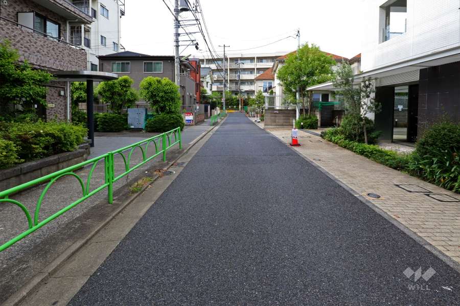 敷地西側の前面道路(南側から)