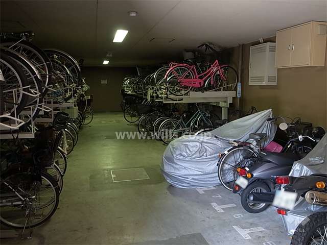 エントランス横、屋内にある駐輪場、バイク置き場