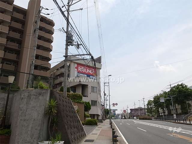 敷地北側には国道171号線走っており、道を挟んで、緑ケ丘公園があります。