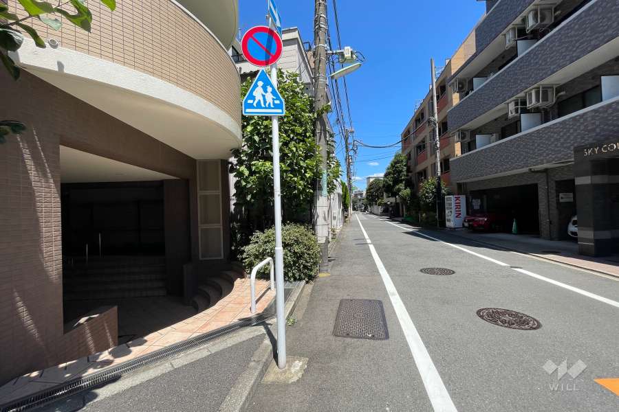 敷地南東側の前面道路(南西側から）
の南側から