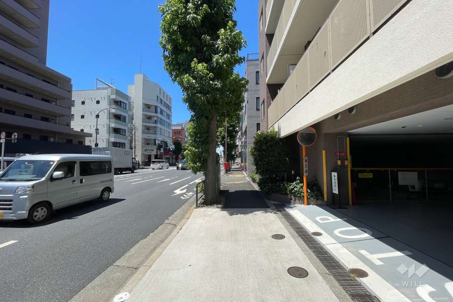 敷地南西側の前面道路（南東側から）
の東側から