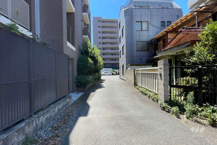 敷地北西側の前面道路（北東側から）