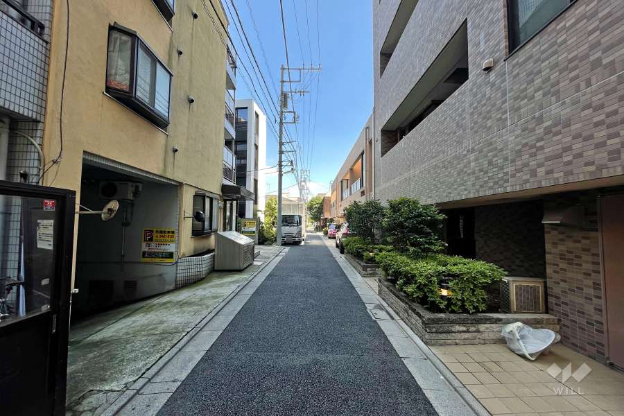 敷地西側の前面道路（南側から）