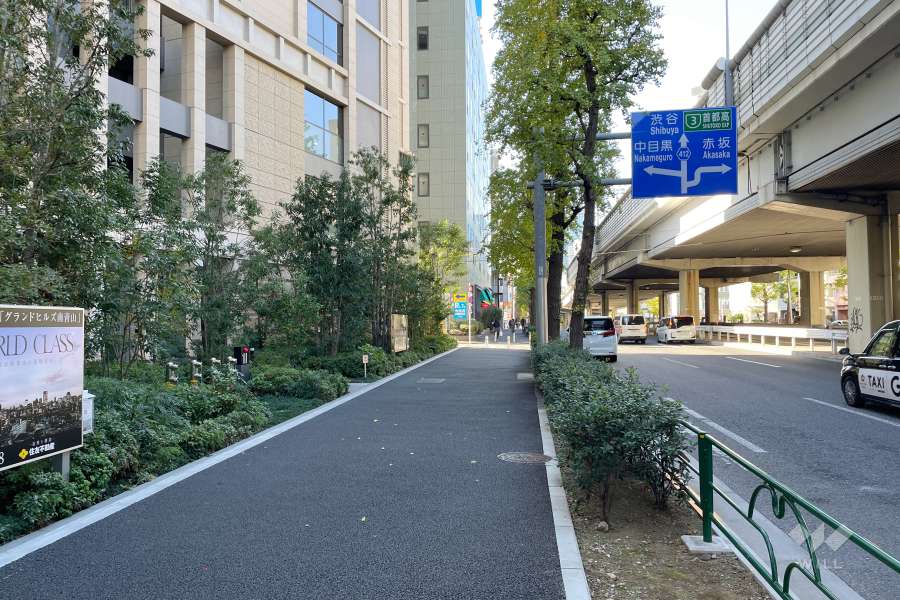 敷地北側の前面道路（東側から）