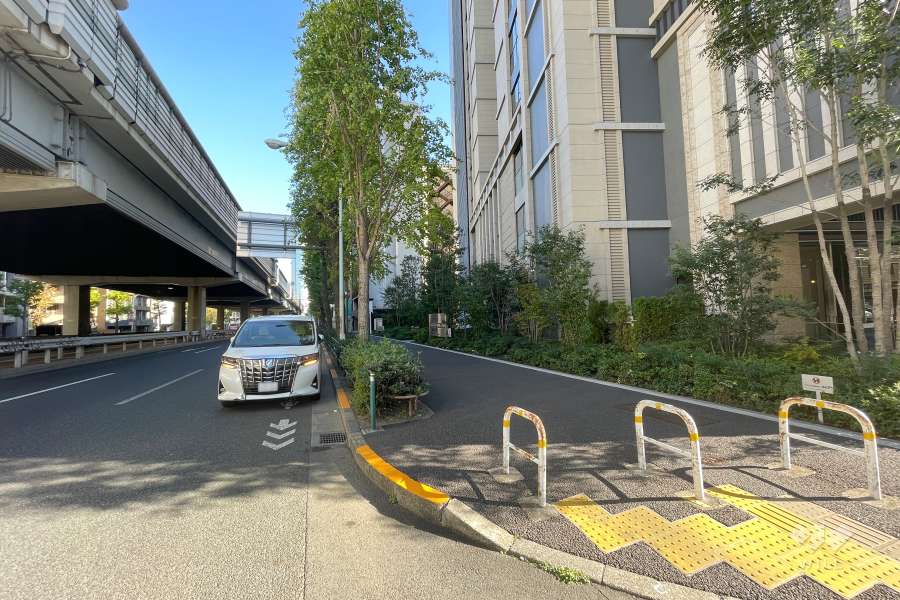 敷地北側の前面道路（西側から）