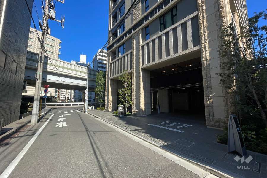 敷地西側の前面道路（南側から）