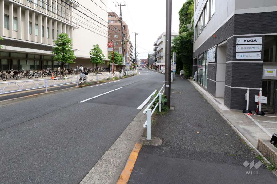 敷地東側の前面道路(北側から)