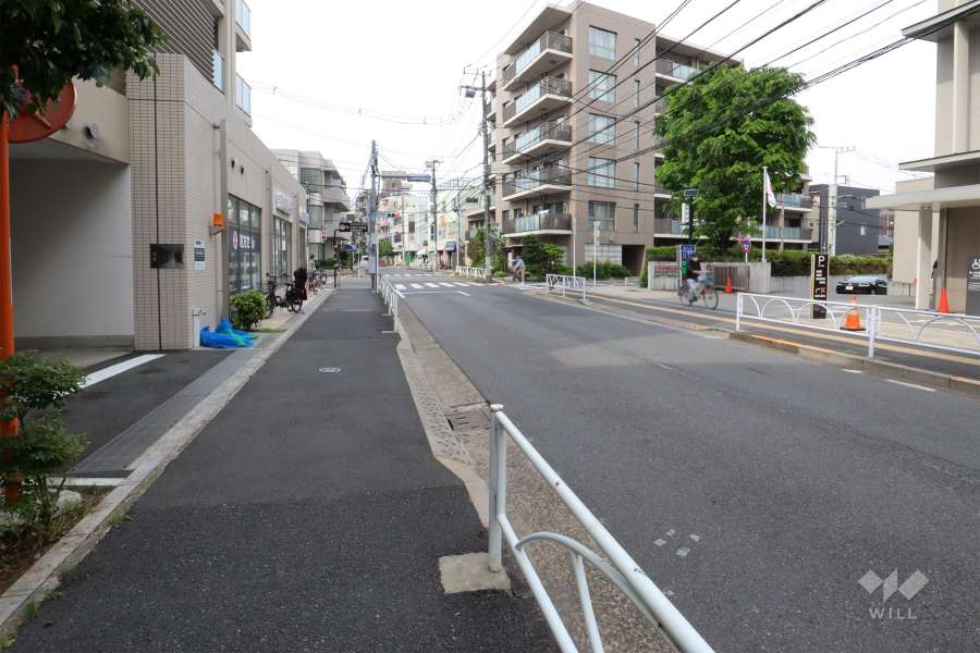 敷地東側の前面道路(南側から)