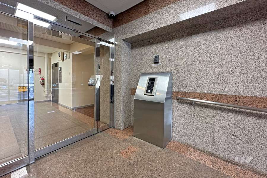 エントランスはオートロック付きです。