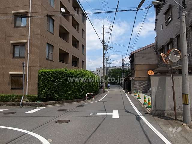 敷地南側の前面道路。周辺には住宅の他、工場や倉庫が点在しています。