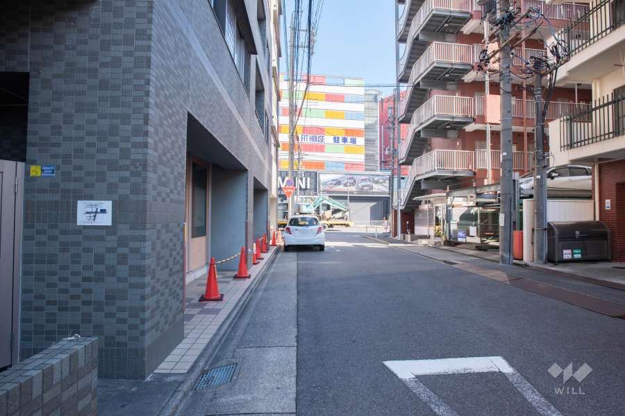 敷地北側の前面道路（西側から）