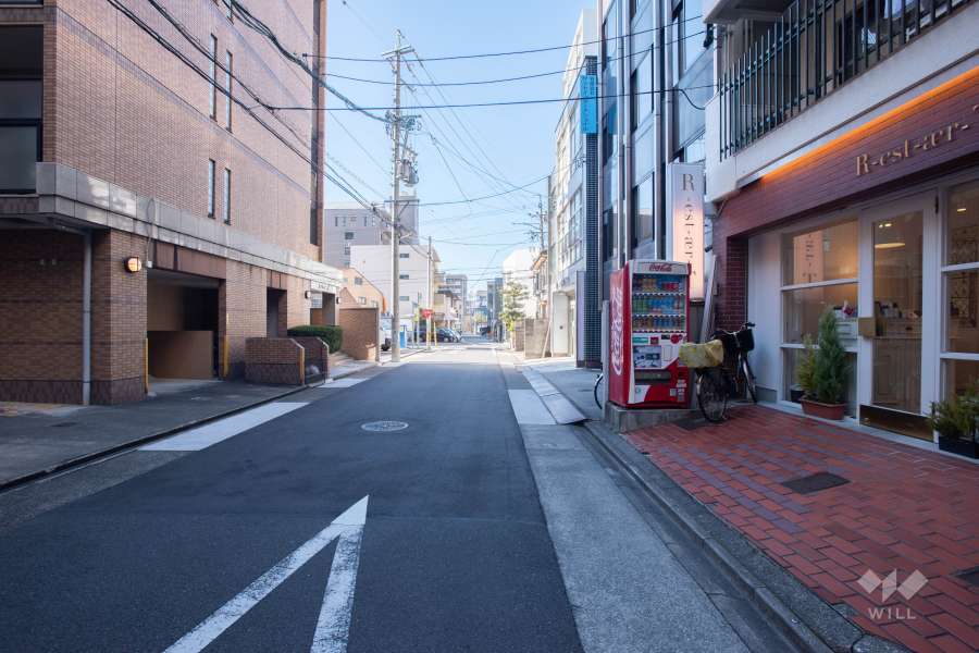 敷地南側の前面道路（東側から）