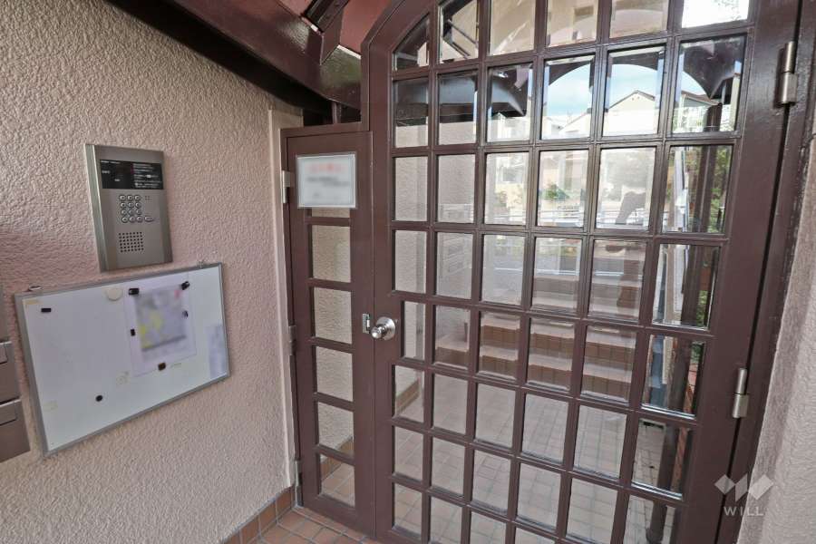 エントランスはオートロック付きです。