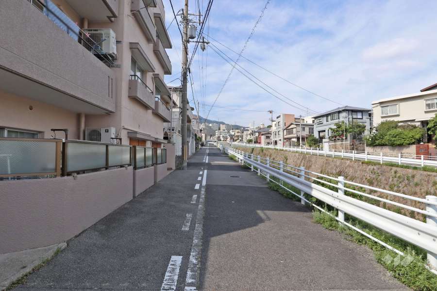 敷地南東側の前面道路。道を挟んで六甲川が流れています。