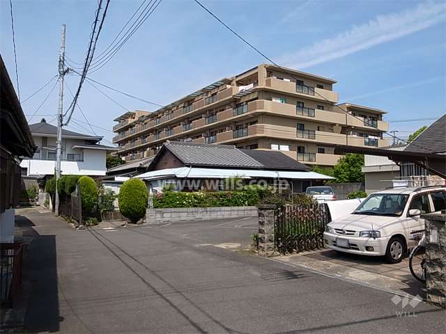 敷地南側には一戸建てが中心に立ち並ぶ住宅地が広がっています。