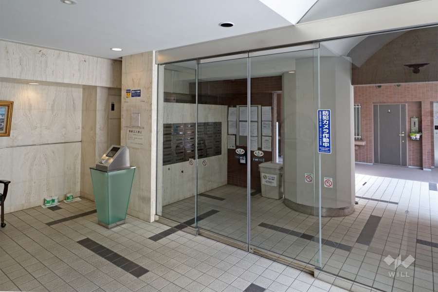 エントランスはオートロック付きです。