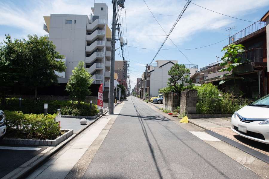 敷地北側の前面道路(西側から)