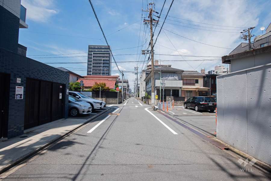 敷地東側の前面道路（南側から）