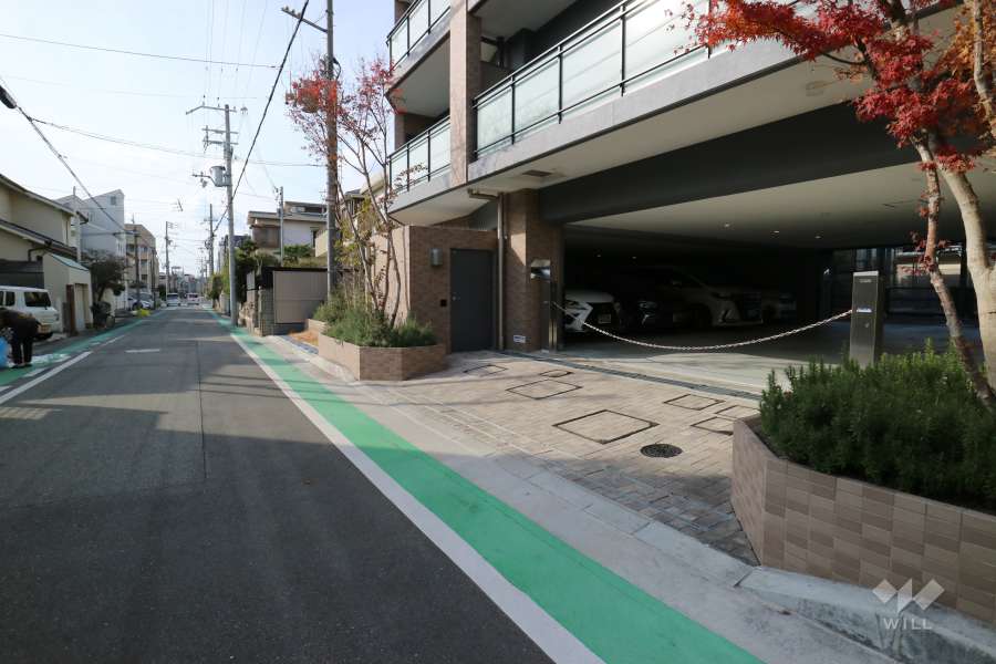 駐車場の出入口（ロボットゲート付き）