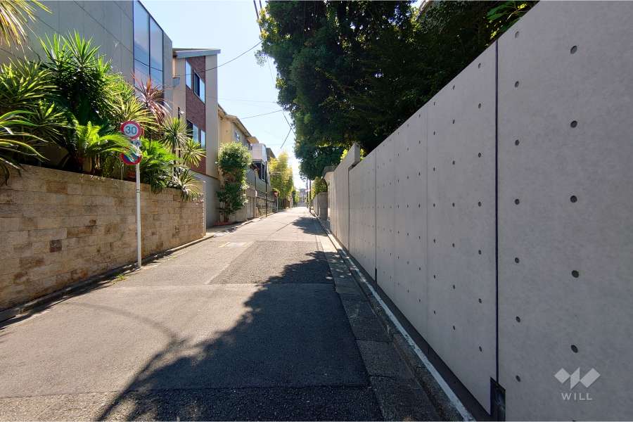 敷地南東側の前面道路（北東側から）