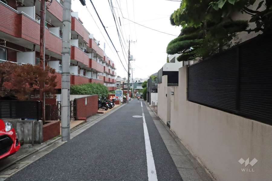 敷地北東側の前面道路(南東側から)