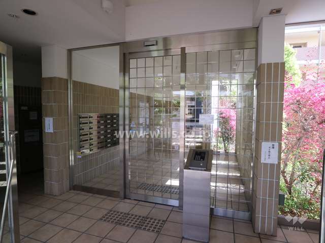 エントランスはオートロック付きです。