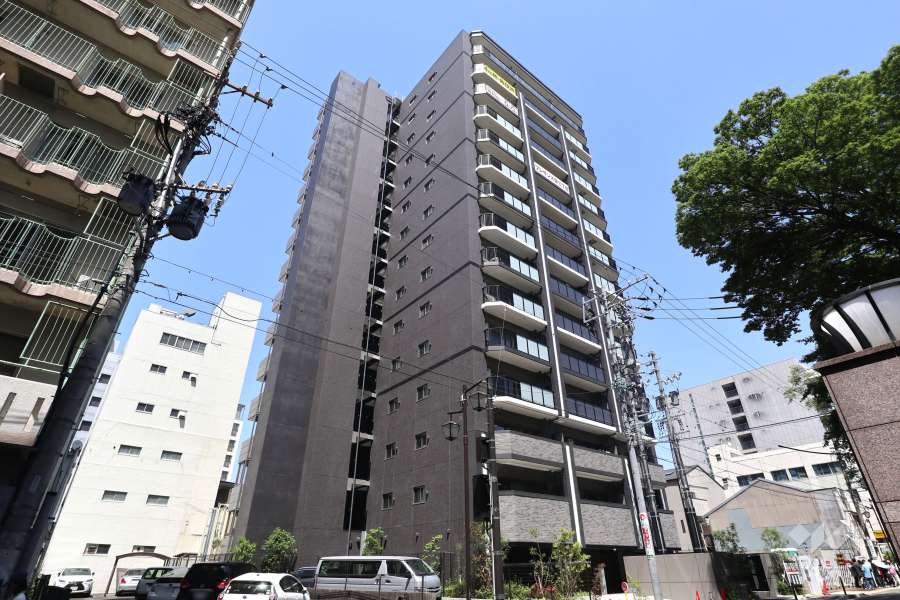 プレサンスロジェ栄三丁目の外観（南西側から）