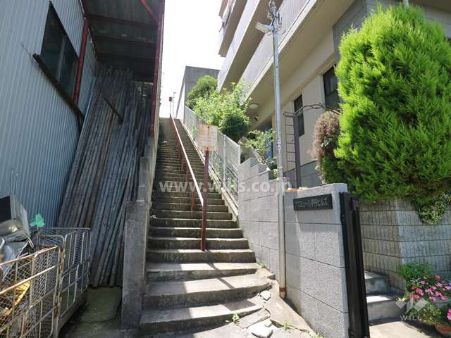 敷地南側の通路（階段）（平成28年6月撮影）