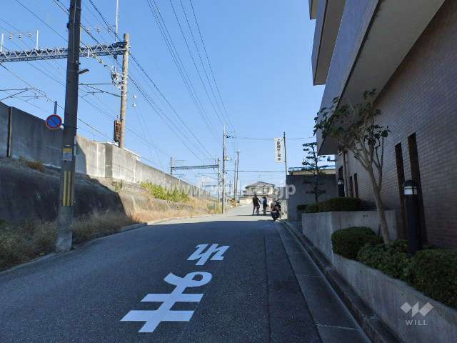 敷地北側の前面道路。道を挟んでJR福知山線が走っています。