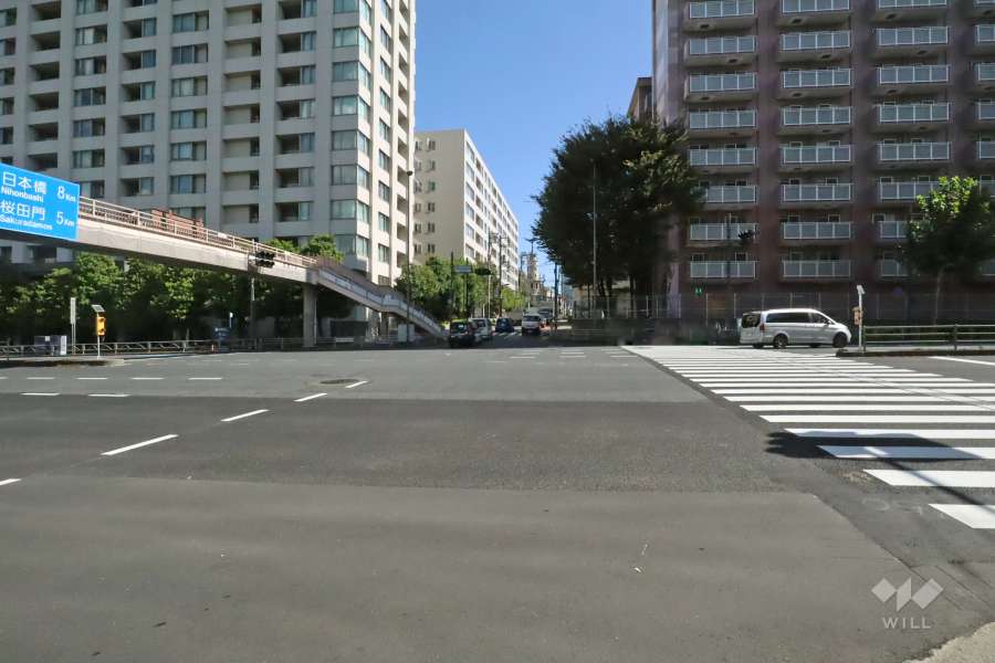 敷地南側と西側の前面道路(西側から)