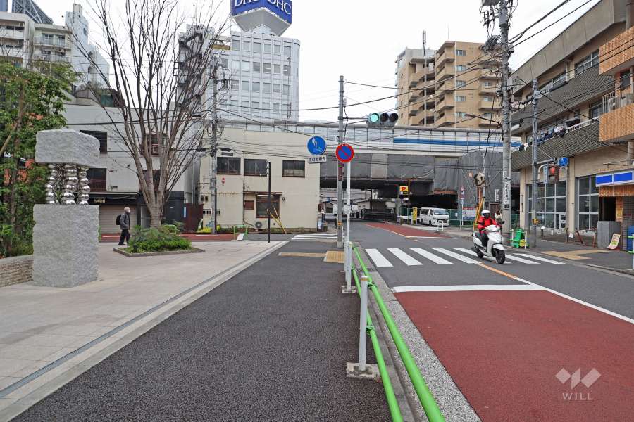 敷地北東側の前面道路（北西側から）