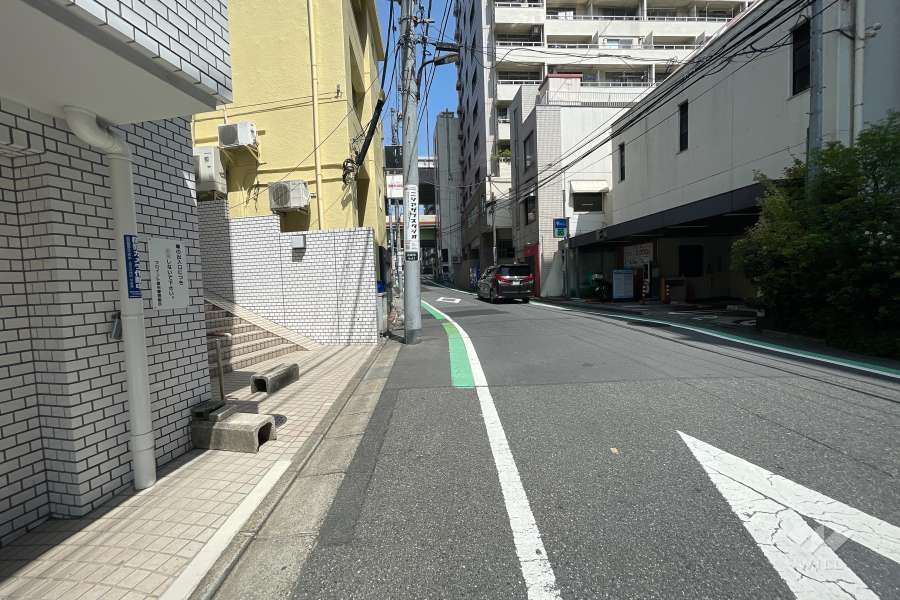 敷地東側の前面道路（南側から）