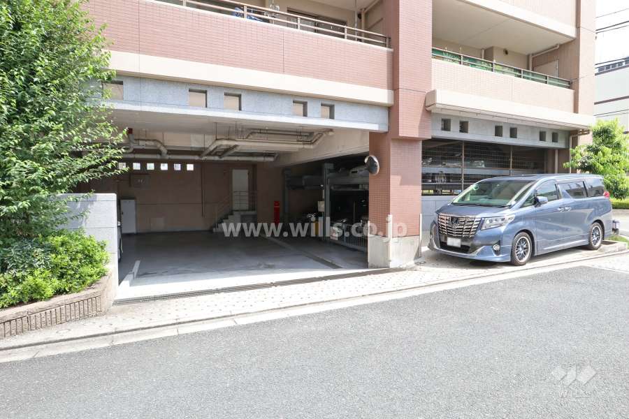 駐車場の出入口。入り口横に屋外平面式の駐車場があります。(1台分)