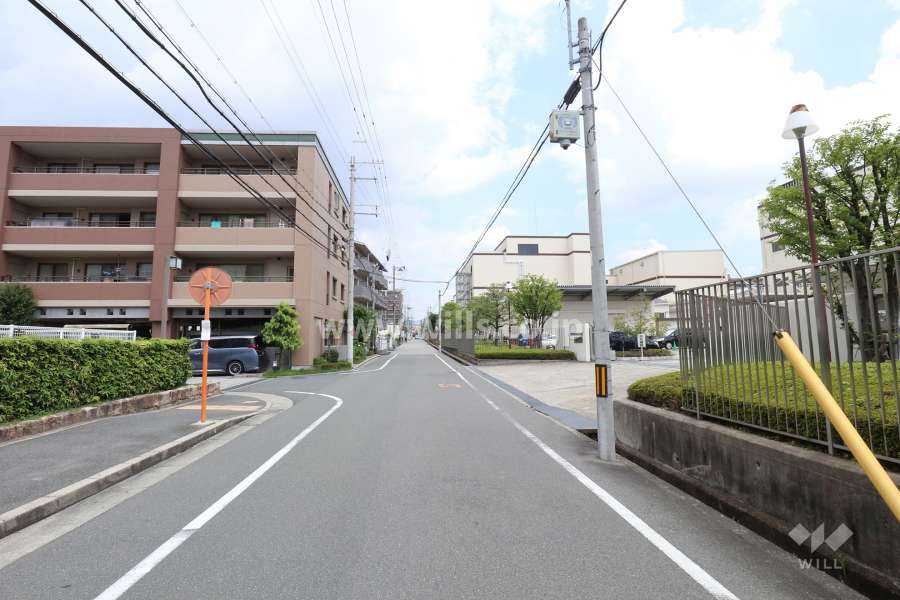 住宅、店舗、工場などが混在する住宅地です。