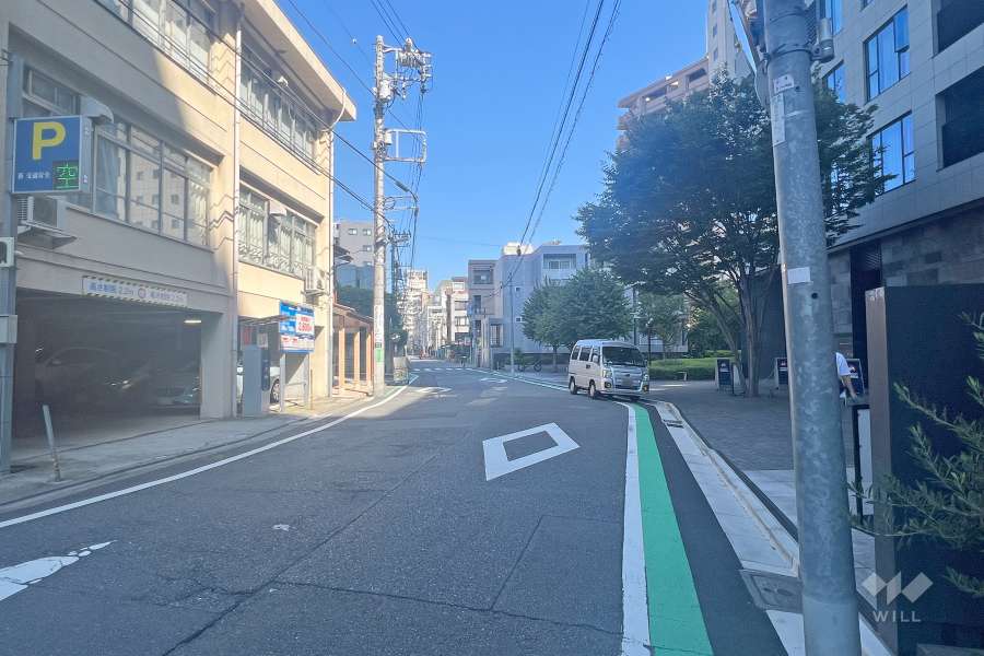敷地西側の前面道路
