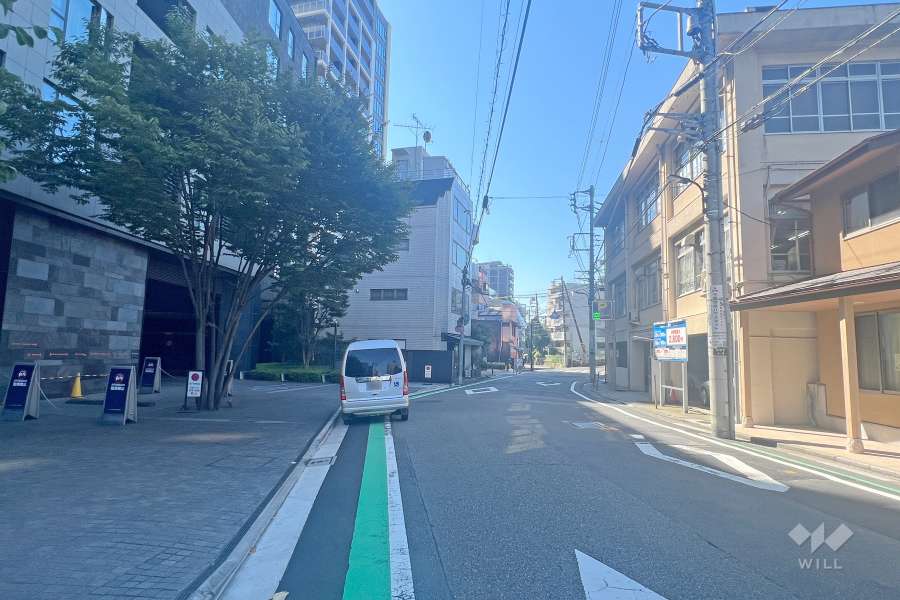 敷地西側の前面道路