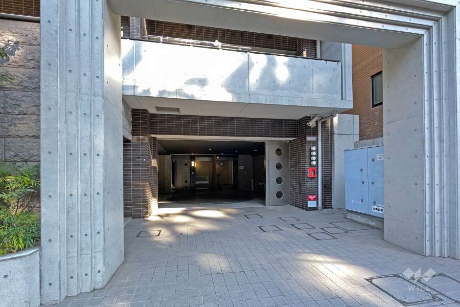 敷地内駐車場（屋内機械式）の出入り口