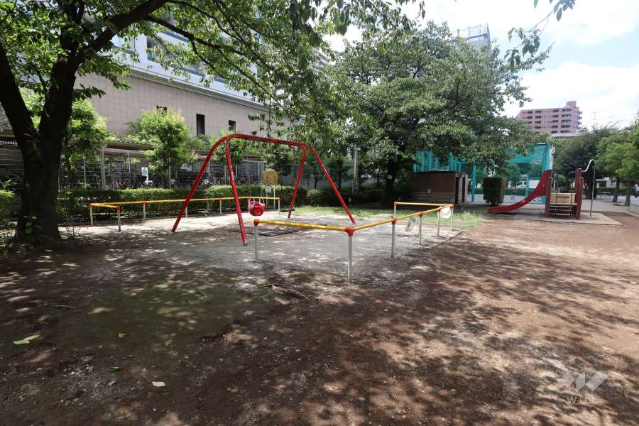 敷地に隣接する『白高児童遊園』