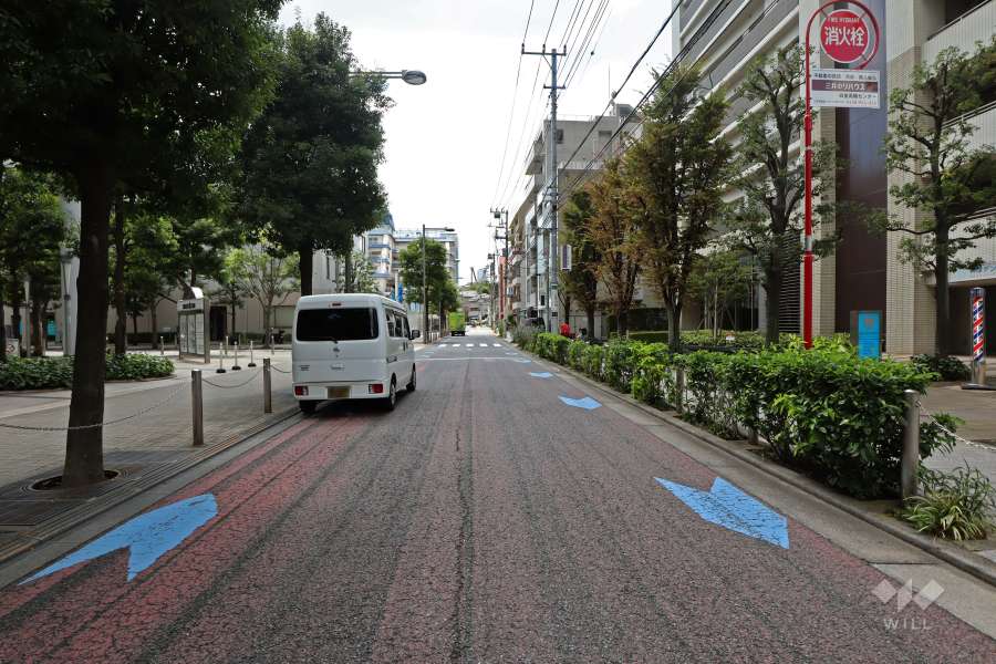 敷地北西側の前面道路(北東側から)