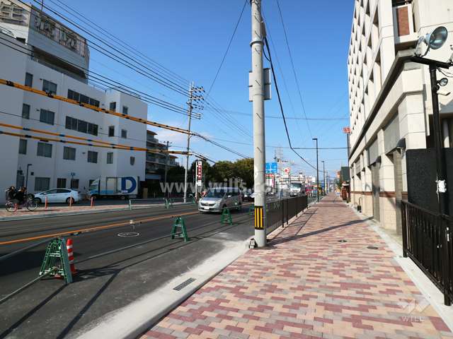 敷地西側の前面道路（県道42号尼崎宝塚線）